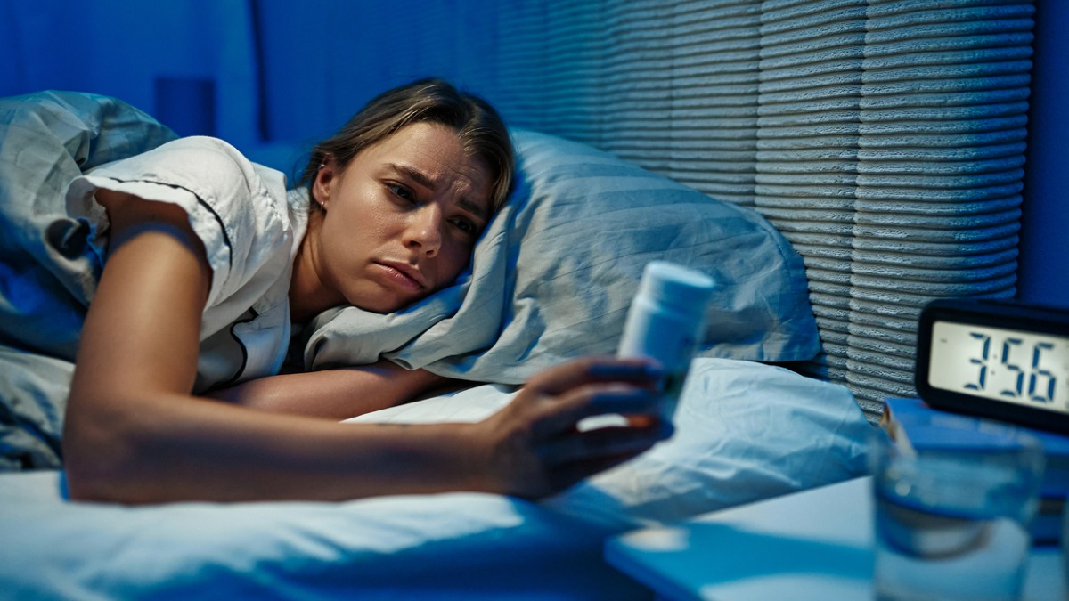 vrouw neemt slaappillen tegen slapeloosheid